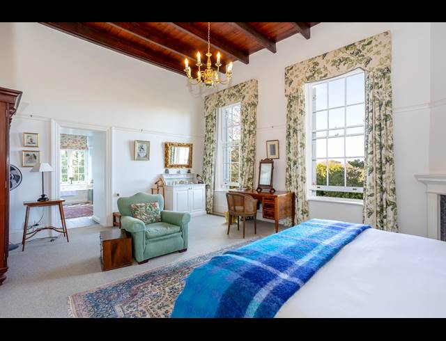 5 BEDROOM FREESTANDING TO LET IN CONSTANTIA